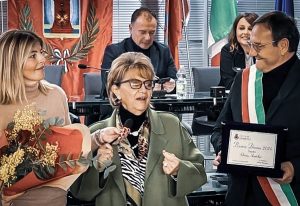 La Dottoressa Scatolini mentre riceve il "Premio donna dell’anno 2024" 