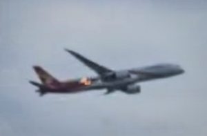 Le fiamme visibili dal motore dell'aereo